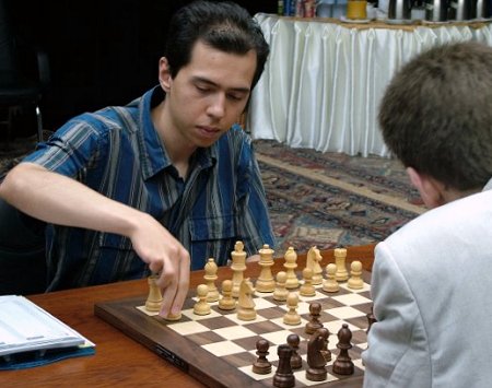   GM R. Kasimdzhanov won the 2004 FIDE World Championships.  (kasim-adams02.jpg, 38 KB)  